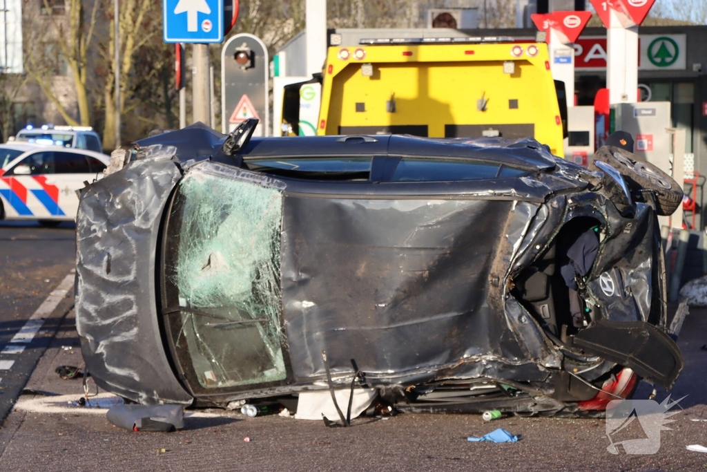 Auto-ongeluk zorgt voor ravage