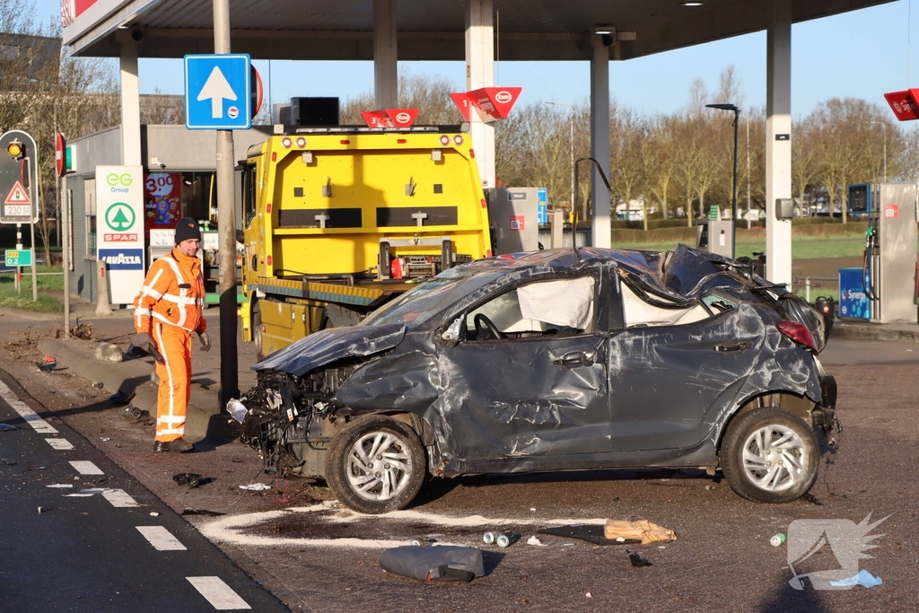 Auto-ongeluk zorgt voor ravage