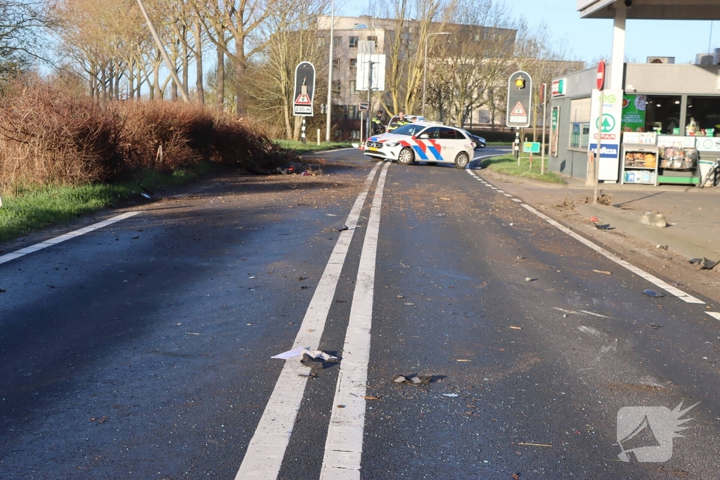 Auto-ongeluk zorgt voor ravage