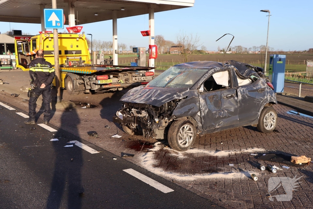 Auto-ongeluk zorgt voor ravage
