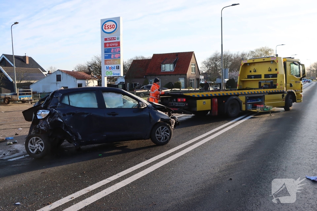 Auto-ongeluk zorgt voor ravage