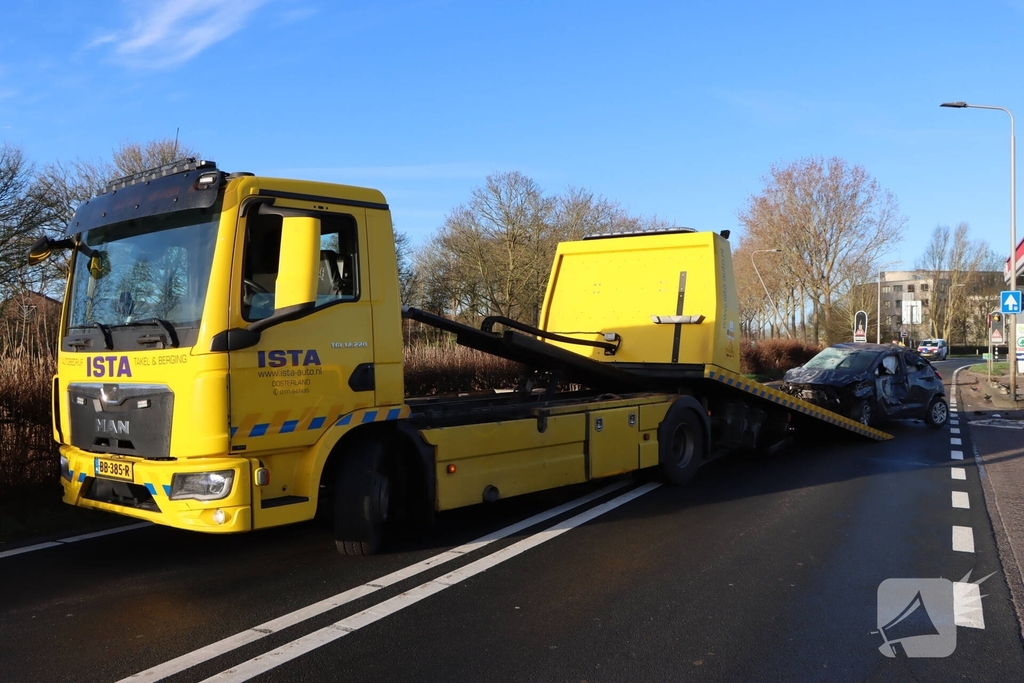 Auto-ongeluk zorgt voor ravage