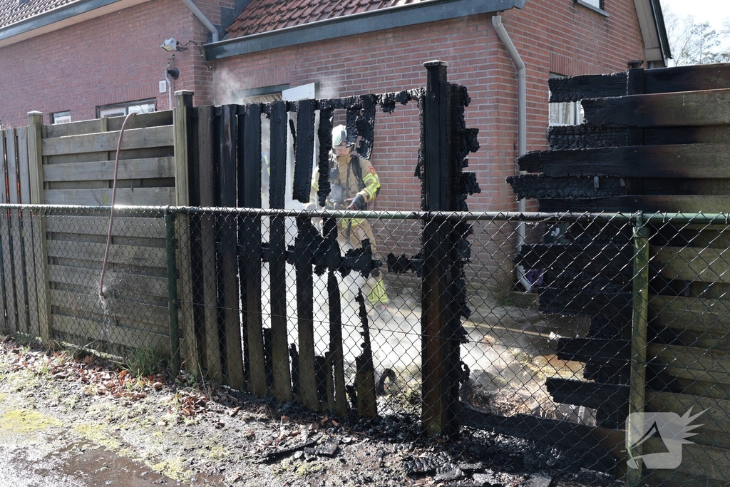 Brand in afvalbakken slaat over naar schutting
