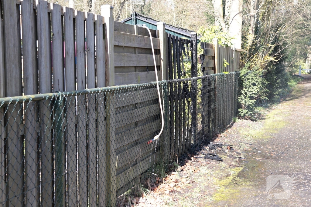 Brand in afvalbakken slaat over naar schutting