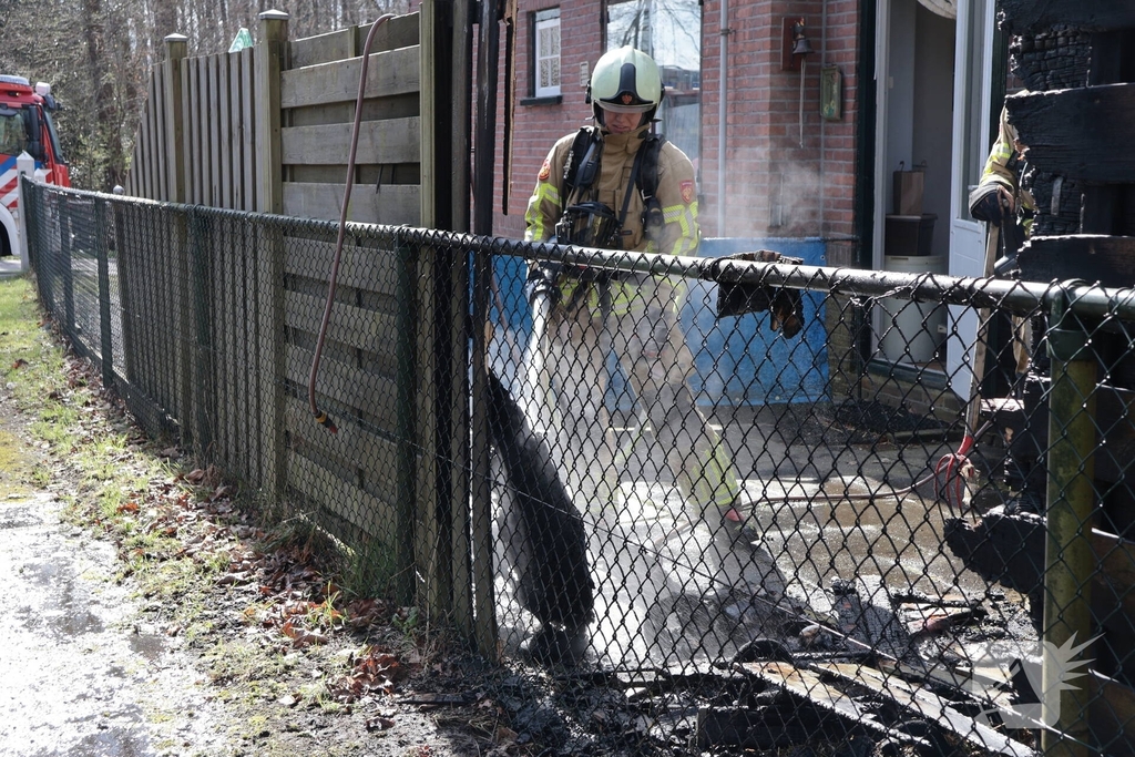 Brand in afvalbakken slaat over naar schutting