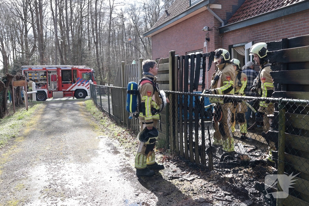 Brand in afvalbakken slaat over naar schutting