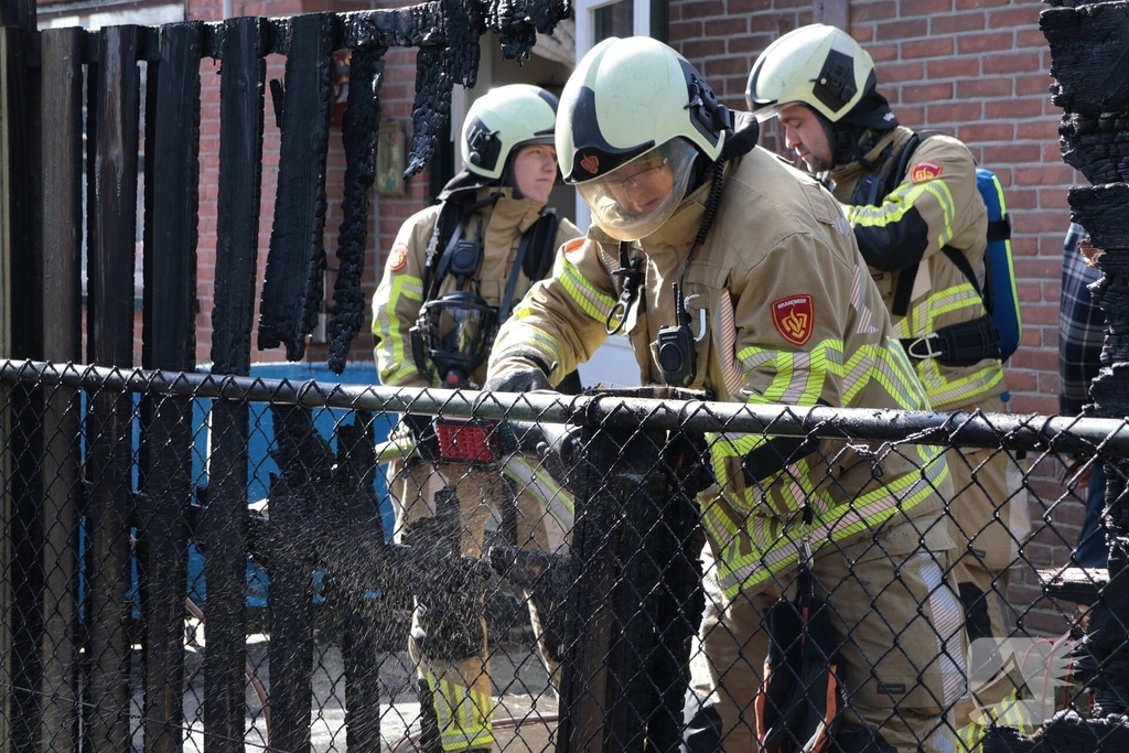 Brand in afvalbakken slaat over naar schutting
