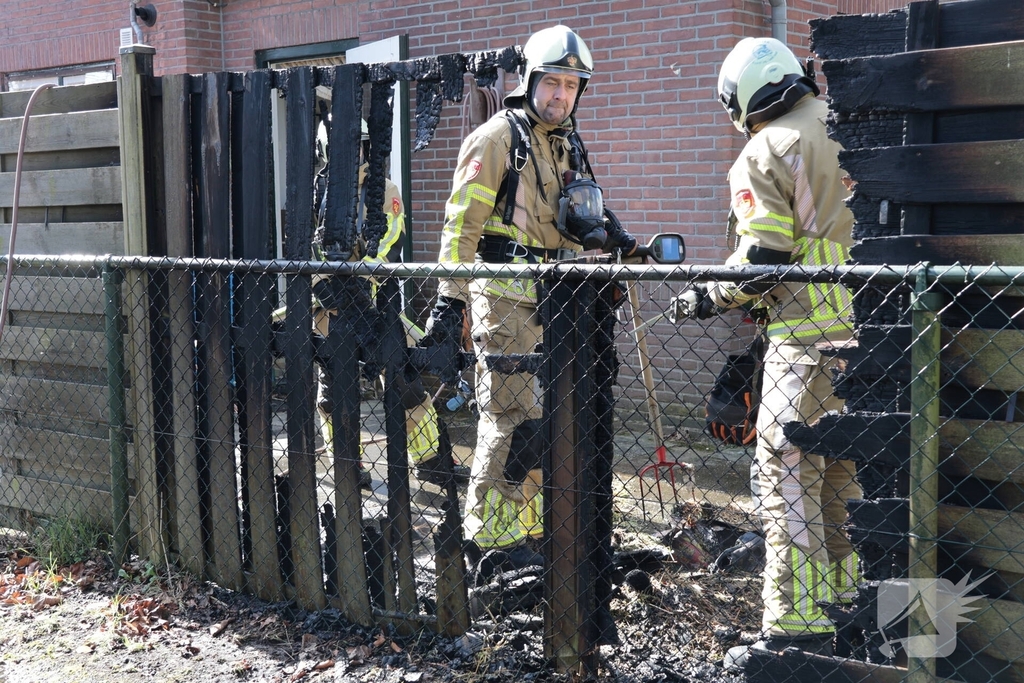 Brand in afvalbakken slaat over naar schutting