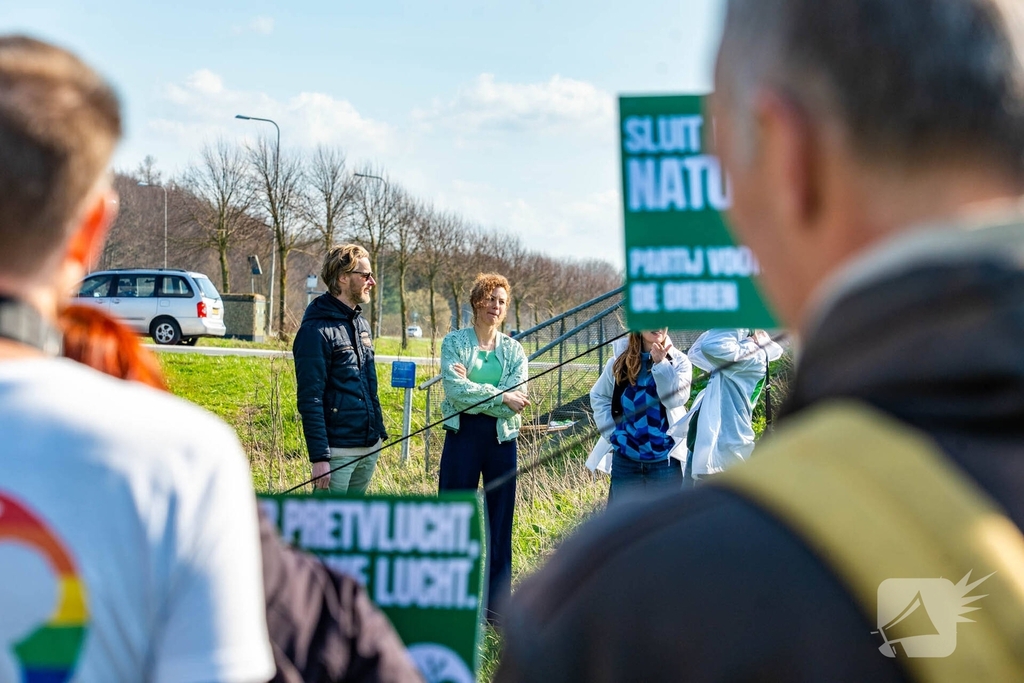 Tweede Kamerlid spreekt tijdens protest