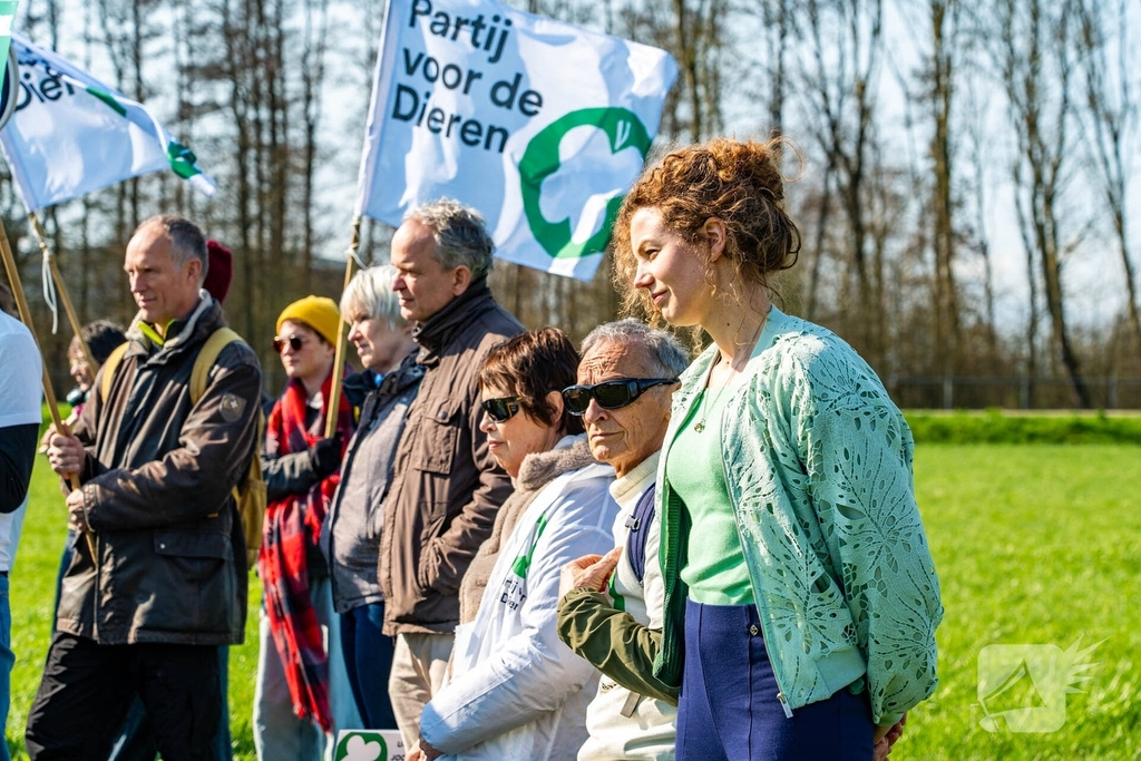 Tweede Kamerlid spreekt tijdens protest