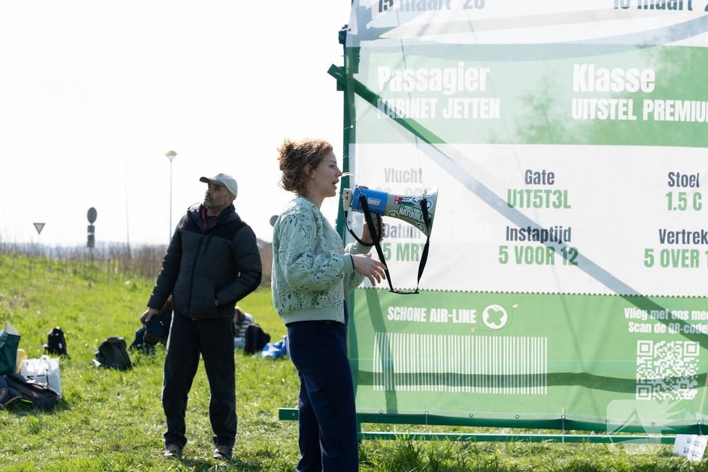 Tweede Kamerlid spreekt tijdens protest