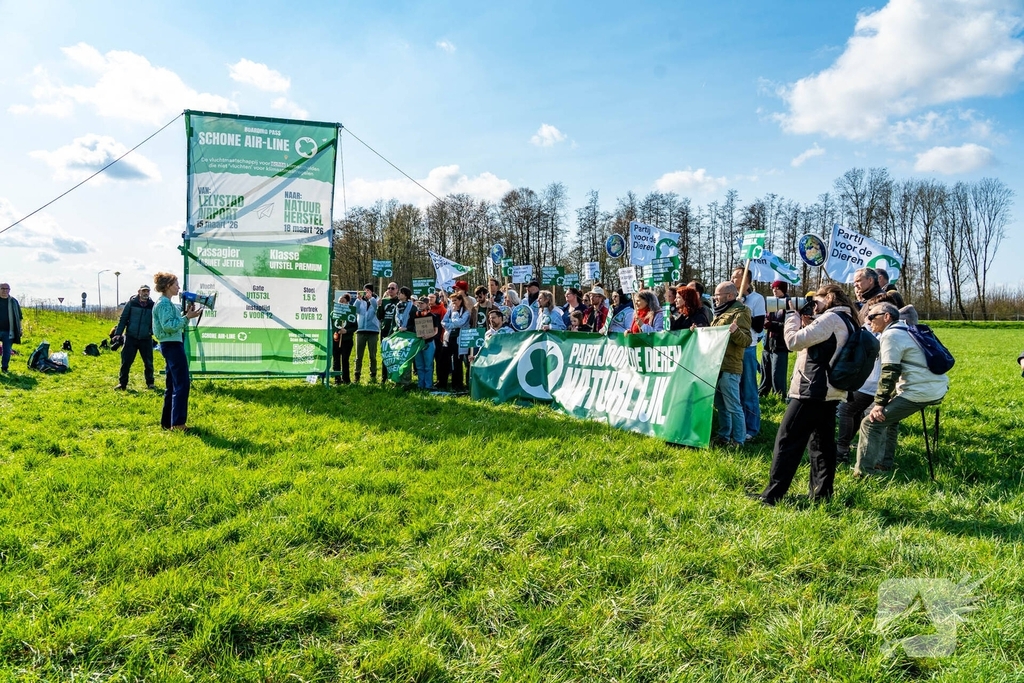 Tweede Kamerlid spreekt tijdens protest