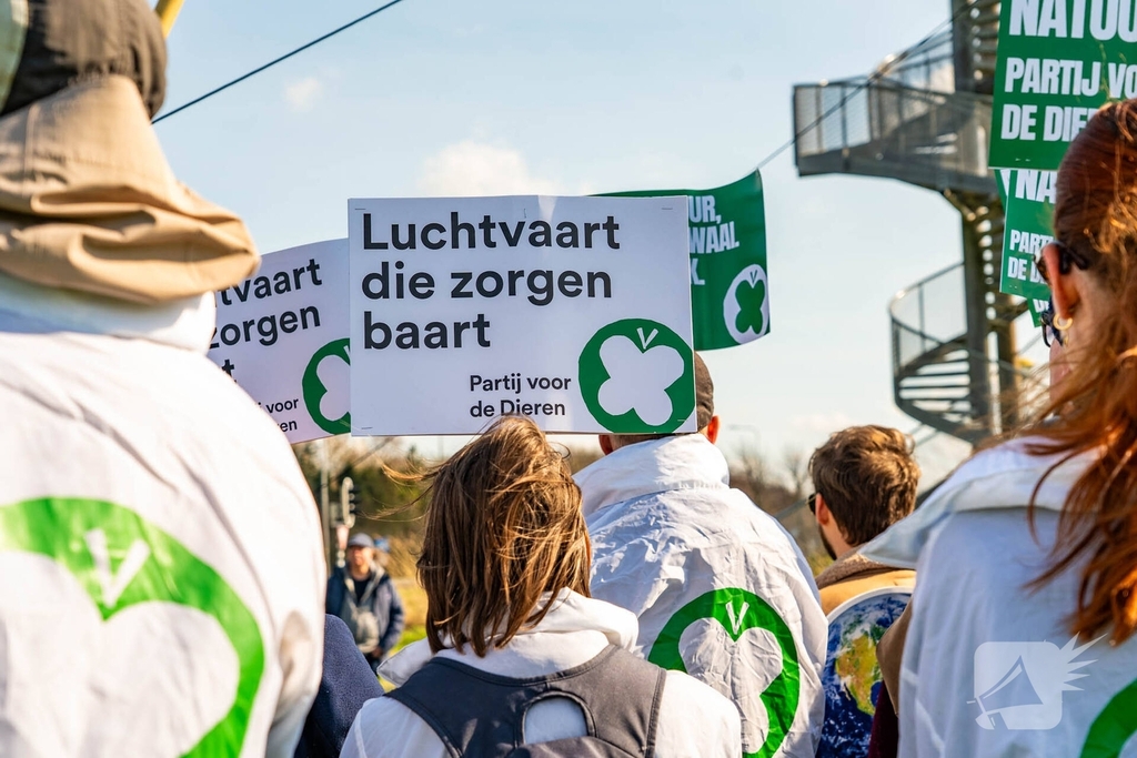 Tweede Kamerlid spreekt tijdens protest