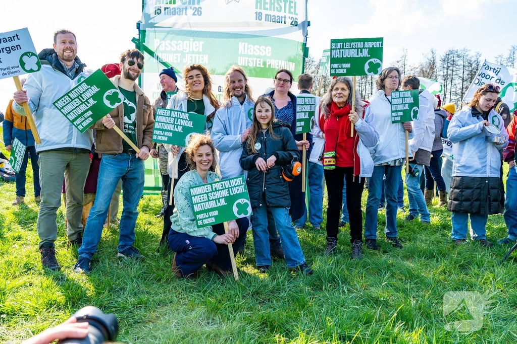 Tweede Kamerlid spreekt tijdens protest