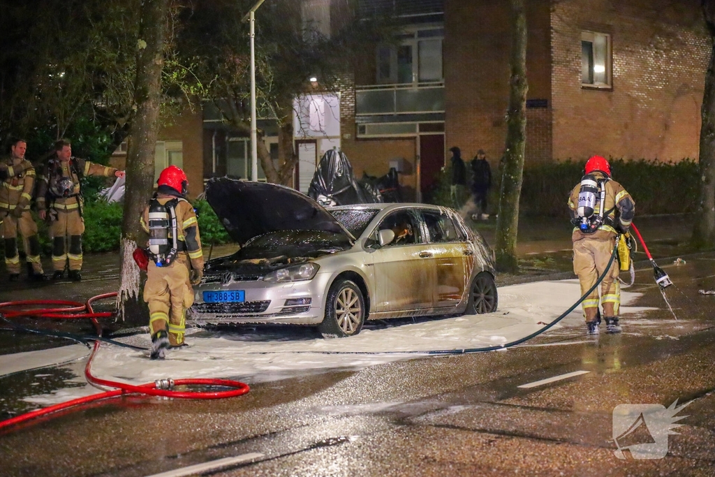 Taxi gaat in vlammen op vermoedelijke brandstichting