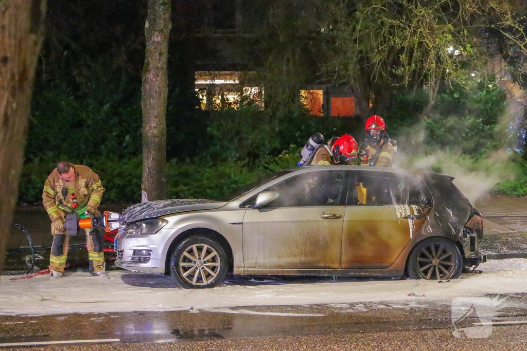 Taxi gaat in vlammen op vermoedelijke brandstichting