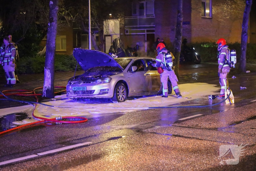 Taxi gaat in vlammen op vermoedelijke brandstichting