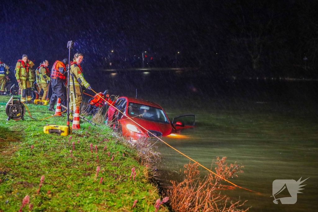 Voertuig te water in Vijfhuizen