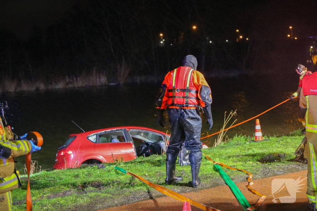 Voertuig te water in Vijfhuizen