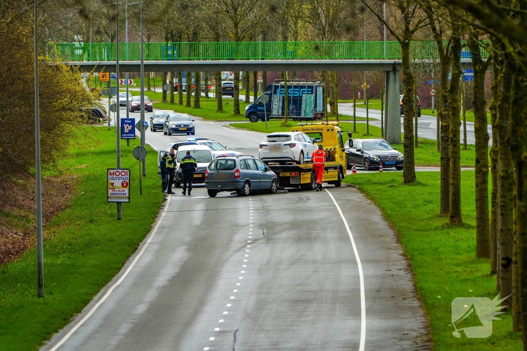 Ongeval veroorzaakt verkeershinder door beschadigde auto's