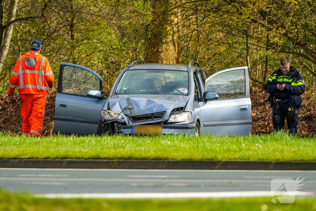 Ongeval veroorzaakt verkeershinder door beschadigde auto's