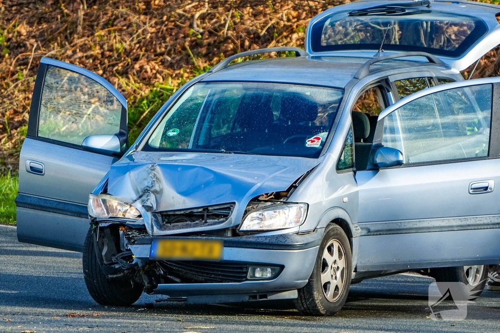 Ongeval veroorzaakt verkeershinder door beschadigde auto's