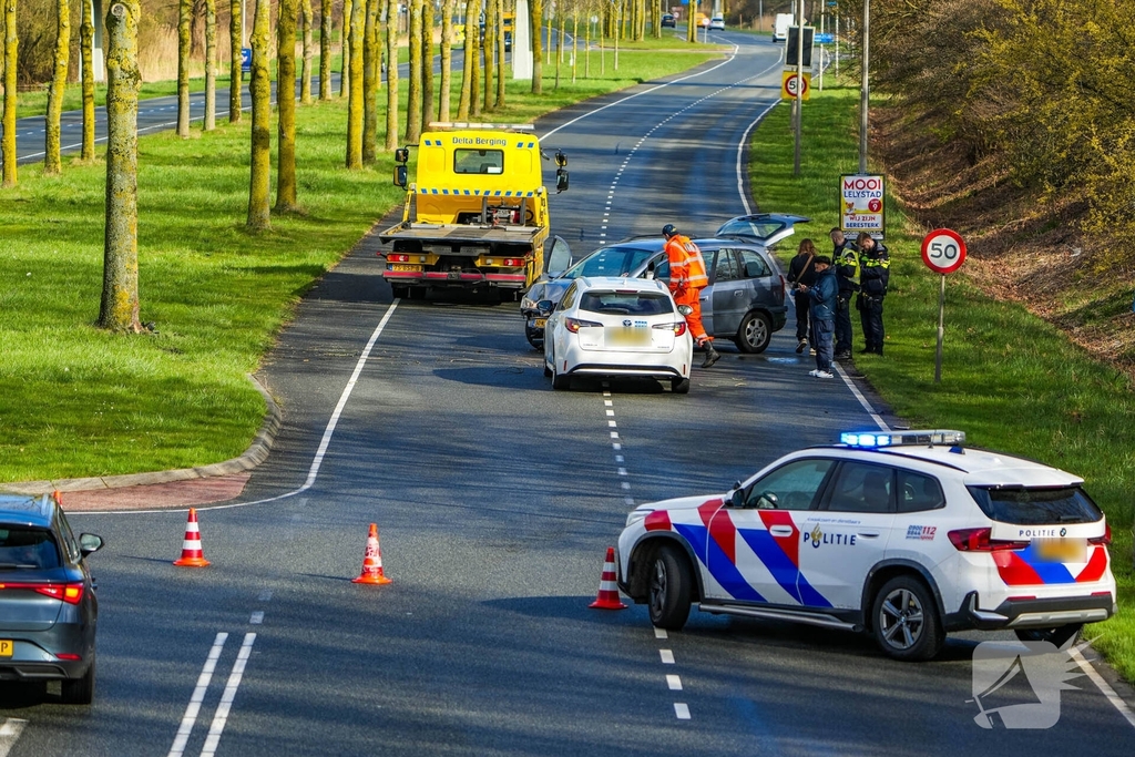 Ongeval veroorzaakt verkeershinder door beschadigde auto's
