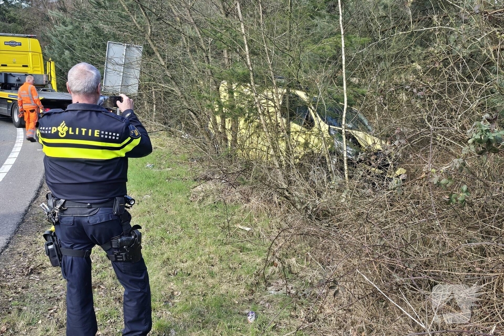 Bus raakt van de weg en belandt in bosje