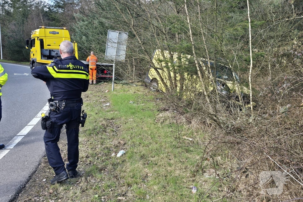 Bus raakt van de weg en belandt in bosje