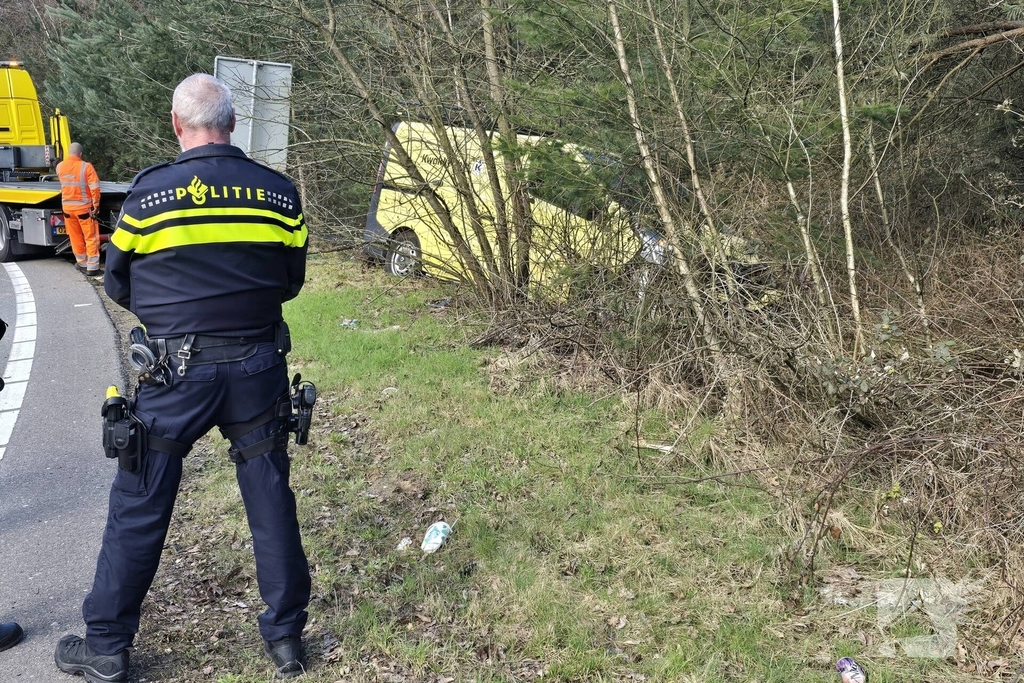 Bus raakt van de weg en belandt in bosje