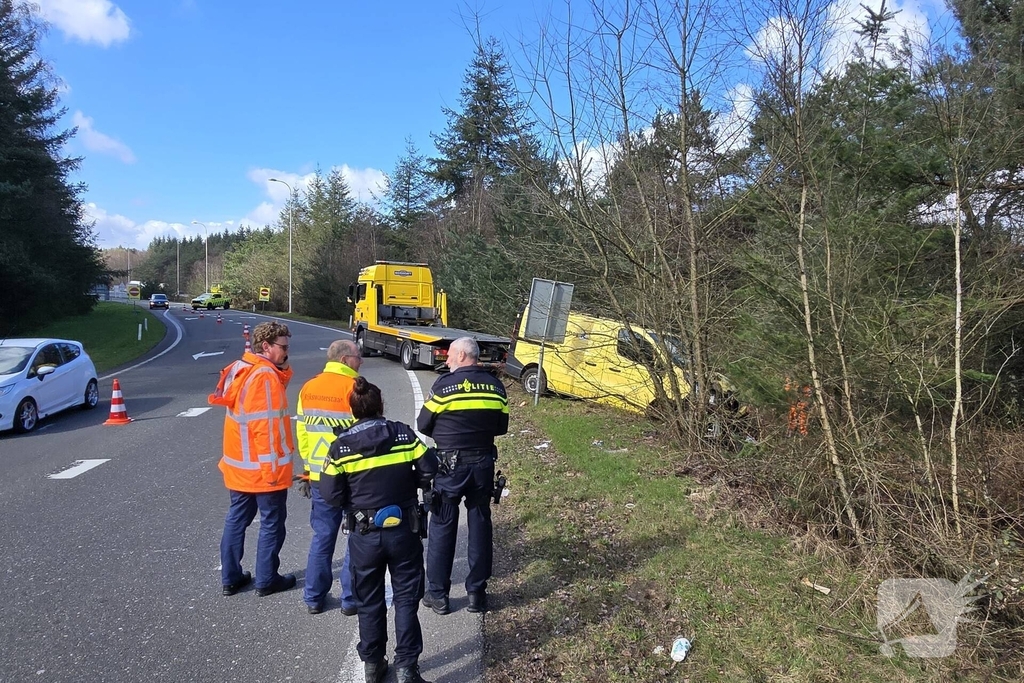 Bus raakt van de weg en belandt in bosje