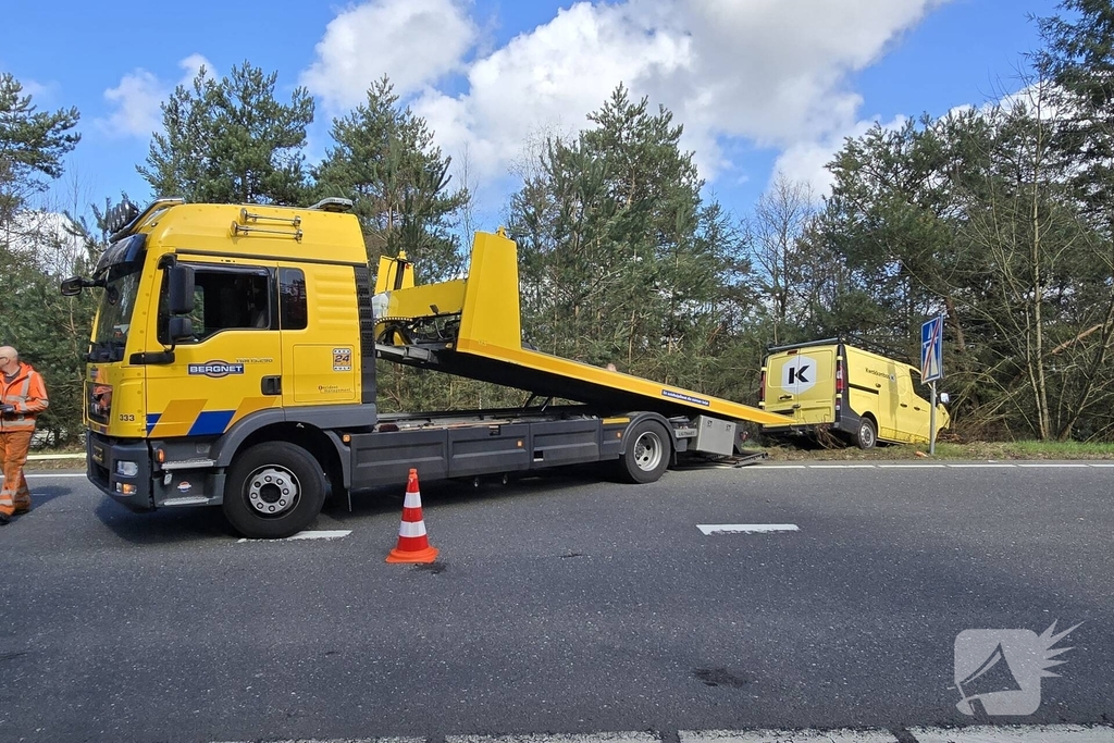 Bus raakt van de weg en belandt in bosje