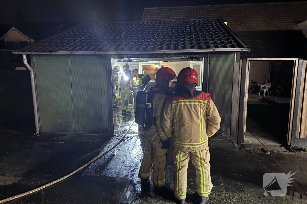 Brand bij garage veroorzaakt schade