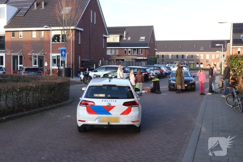 Skeelerend kind geschept in woonwijk