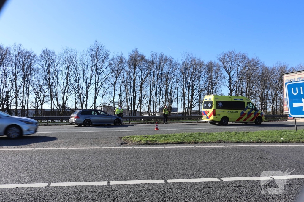Weg afgesloten na ongeval met bestelbus