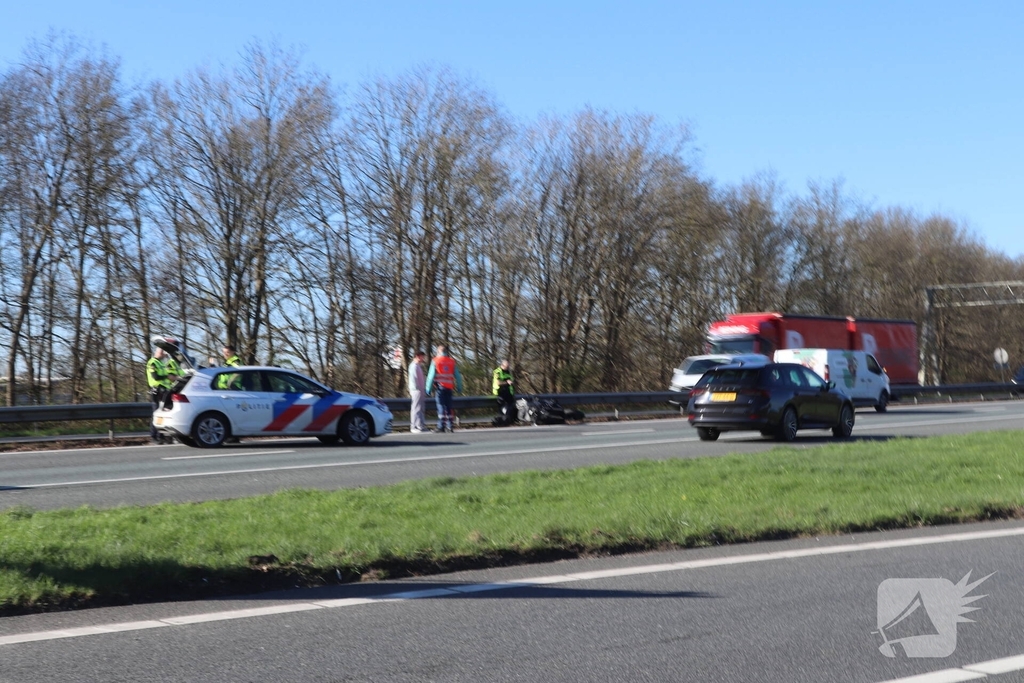 Weg afgesloten na ongeval met bestelbus