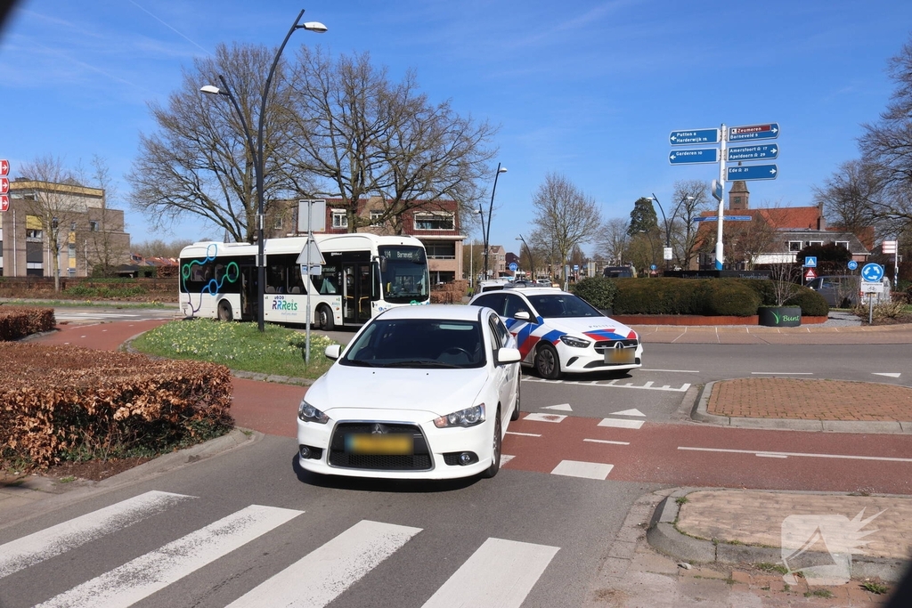 Fietser geraakt door afslaande auto
