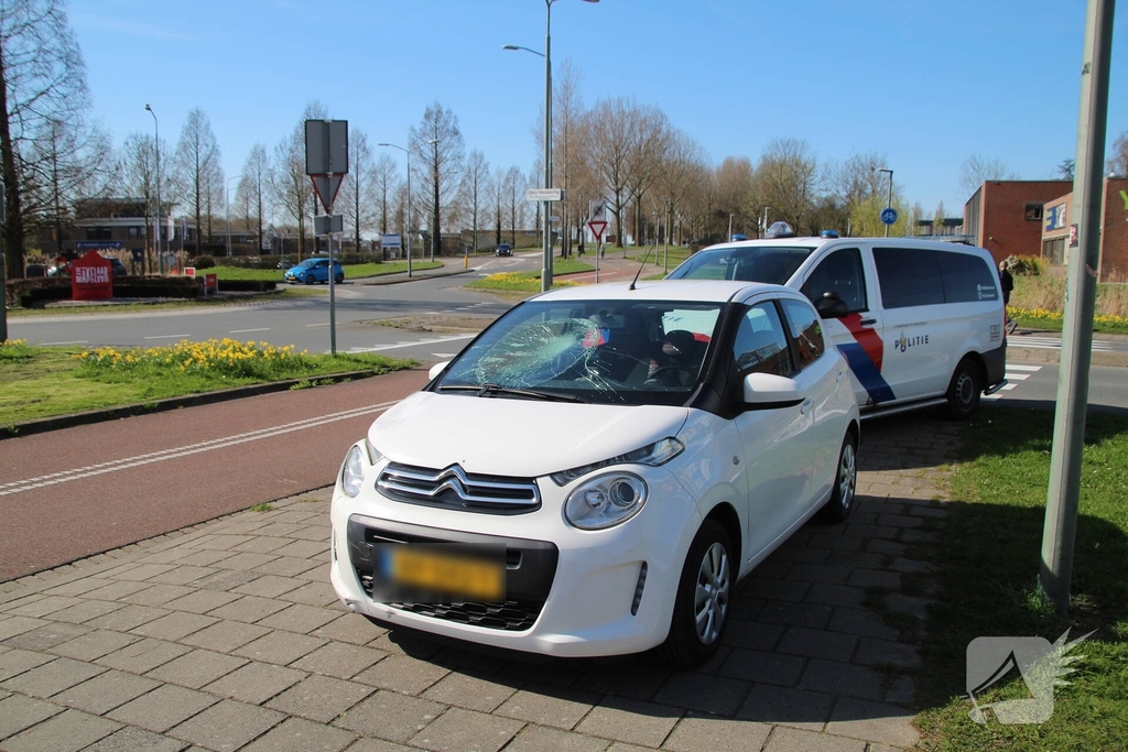 Scooterrijder gewond na aanrijding met auto