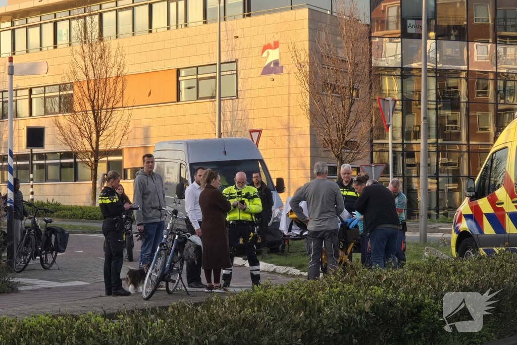 Fietser botst met werkbus