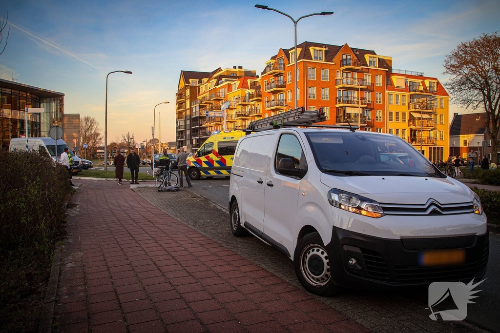 Fietser botst met werkbus