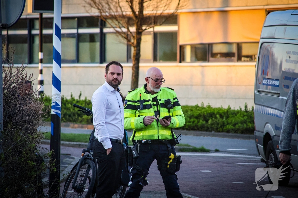 Fietser botst met werkbus
