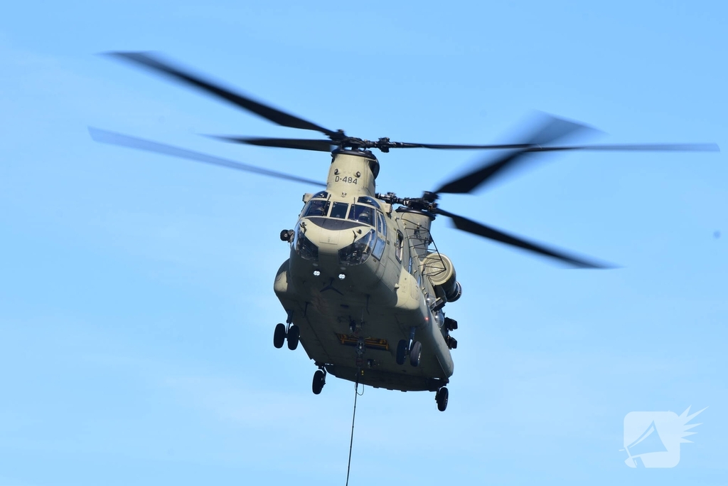 Chinook-helikopters oefenen met brandbestrijding