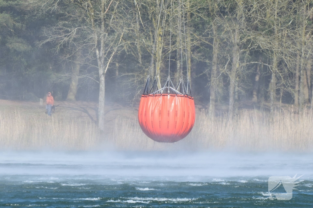 Chinook-helikopters oefenen met brandbestrijding