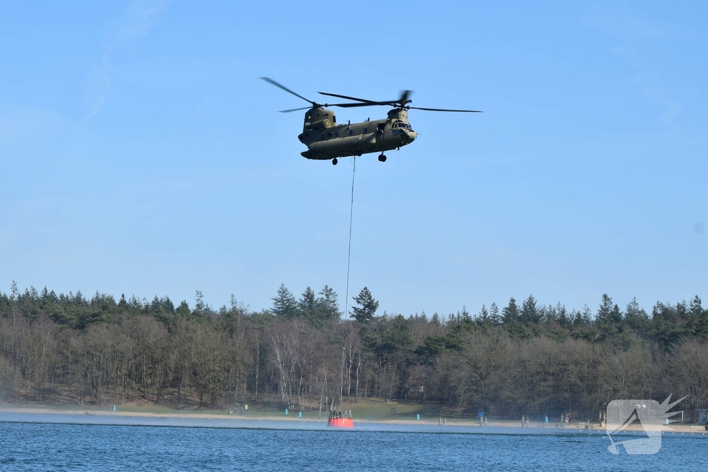 Chinook-helikopters oefenen met brandbestrijding