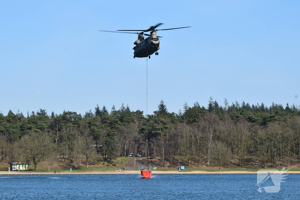Chinook-helikopters oefenen met brandbestrijding