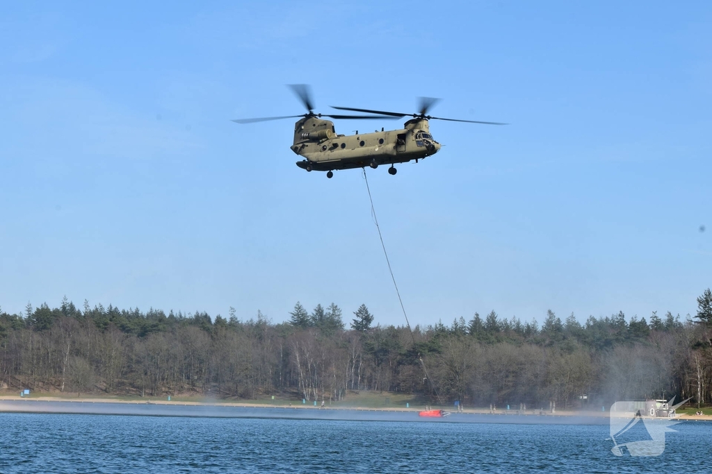 Chinook-helikopters oefenen met brandbestrijding