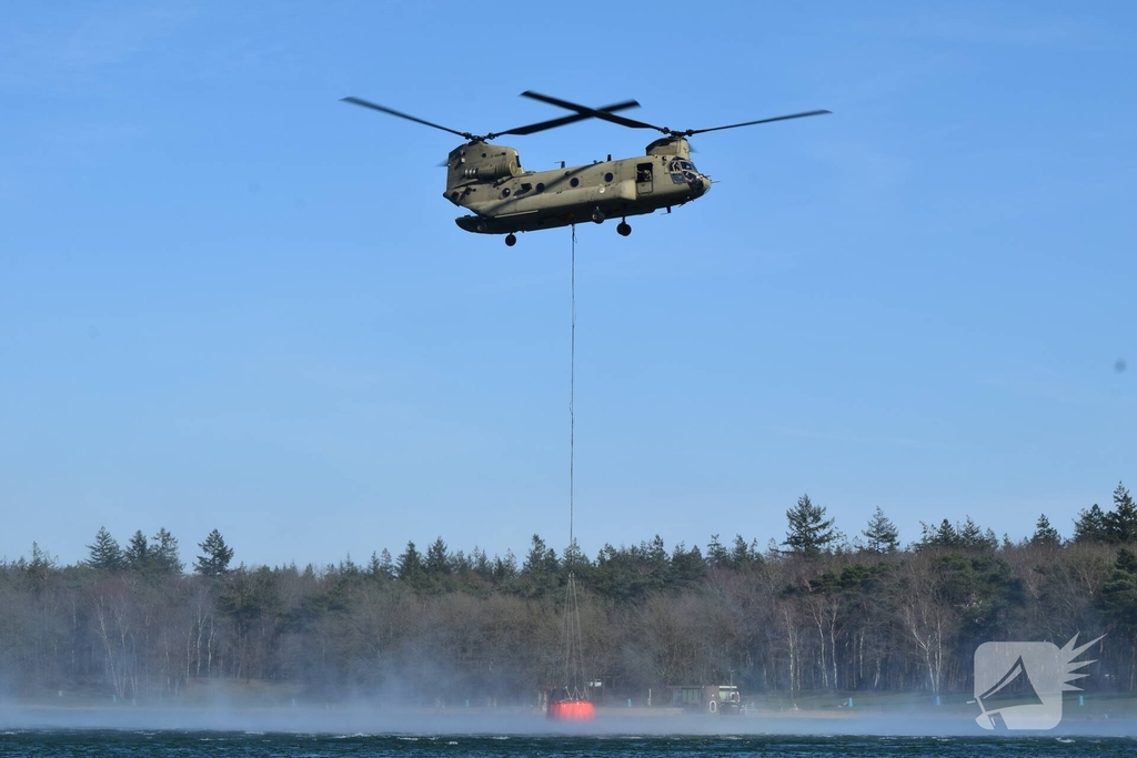 Chinook-helikopters oefenen met brandbestrijding