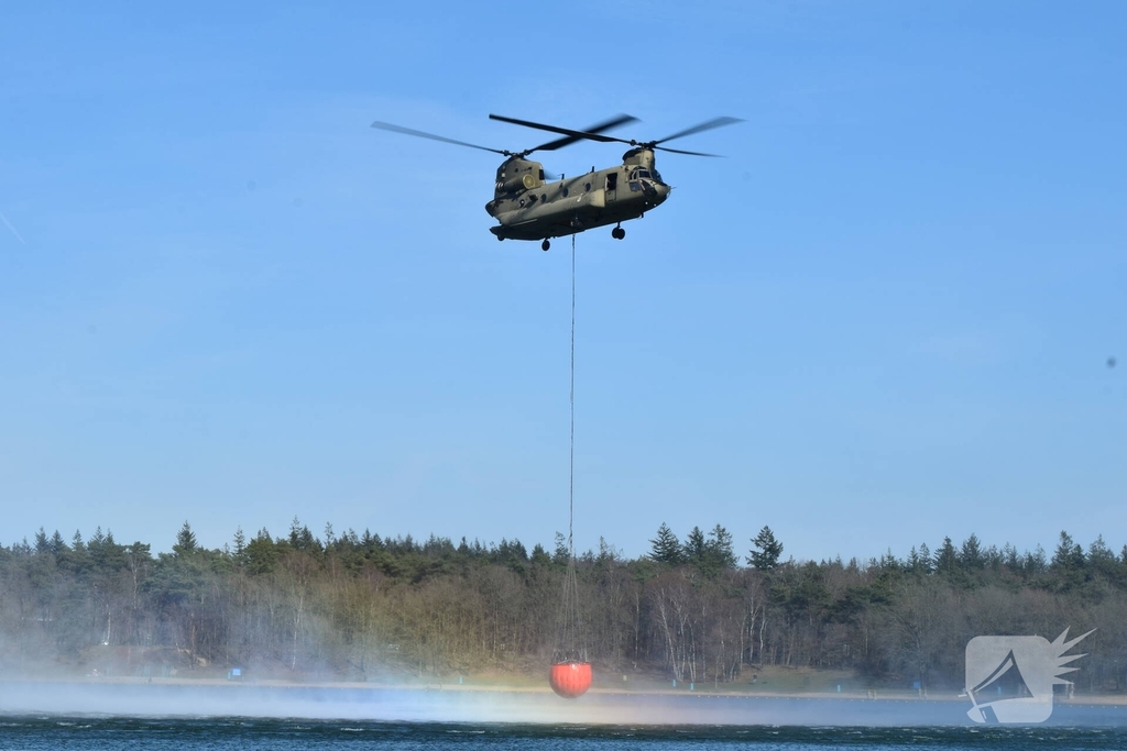 Chinook-helikopters oefenen met brandbestrijding