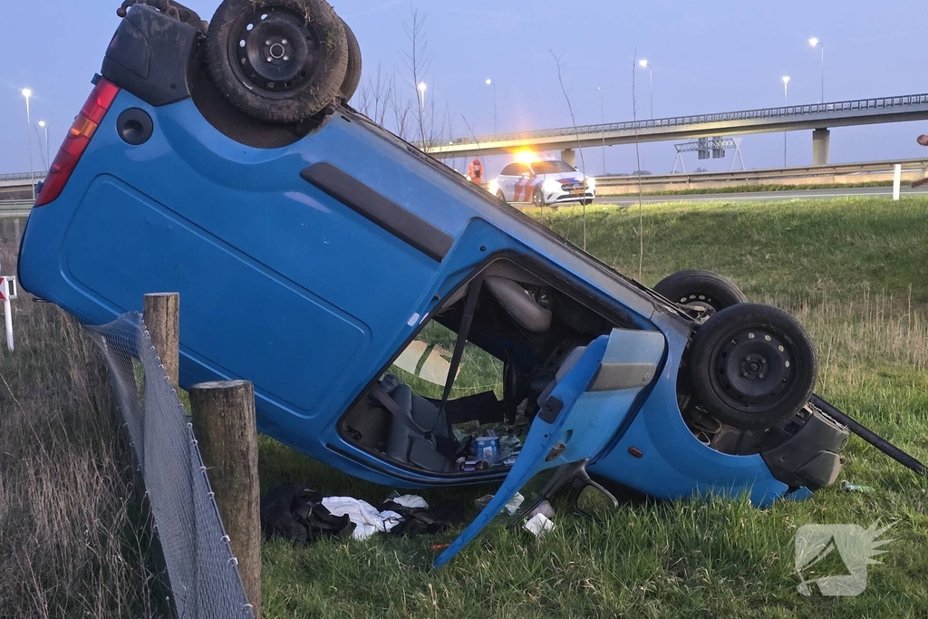 Bestuurder onder invloed aangehouden na op de kop slaan met voertuig