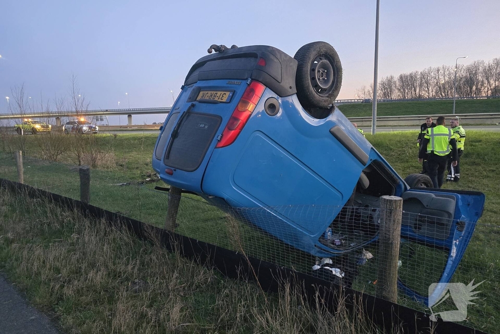 Bestuurder onder invloed aangehouden na op de kop slaan met voertuig